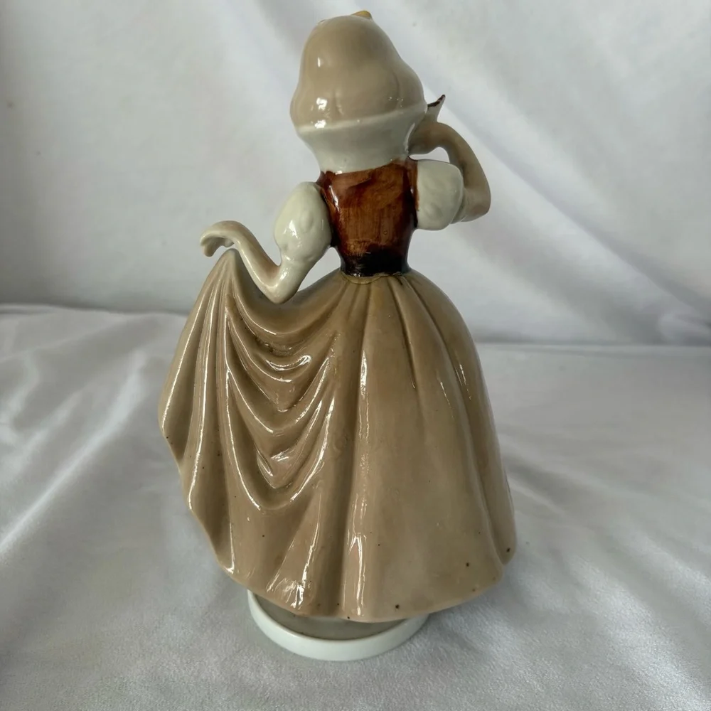 Vintage 60s Snow White ceramic figurine music box home decor Disney